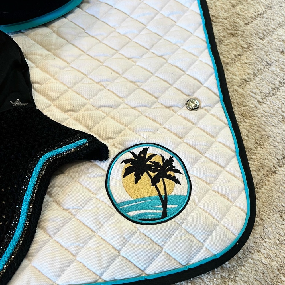 Ogilvy and Equstar matching horse saddle pads and bonnet - Picture 6 of 10